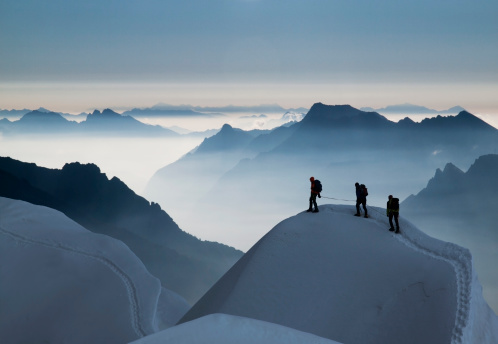 Alpes VS Pyrénées : où partirez-vous cet hiver ?