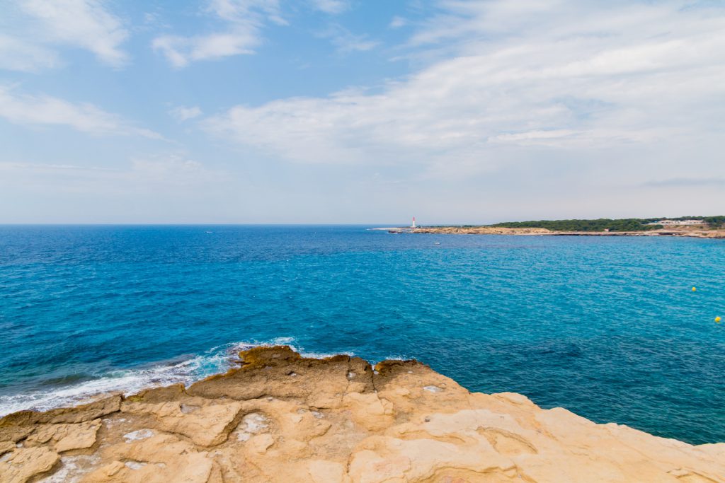 Vue de la mer méditerranée depuis la Côte d'Azur