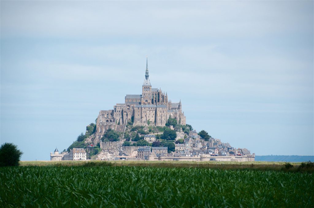 LE mont saint michel deavnt un pré salé