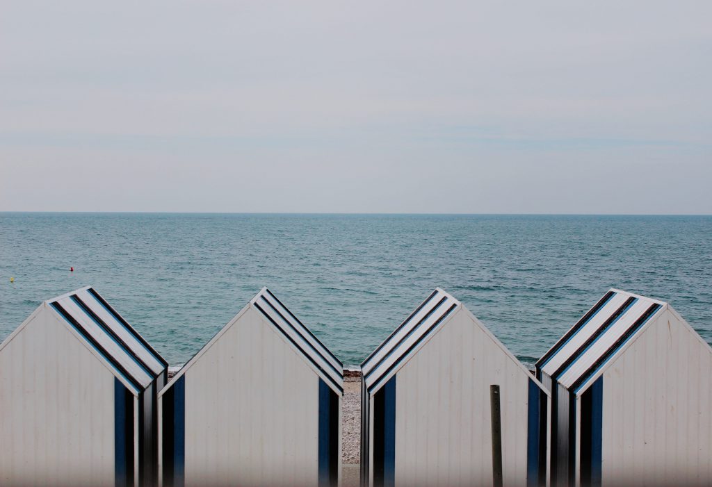 Des cabanes de plage sur une plage normande