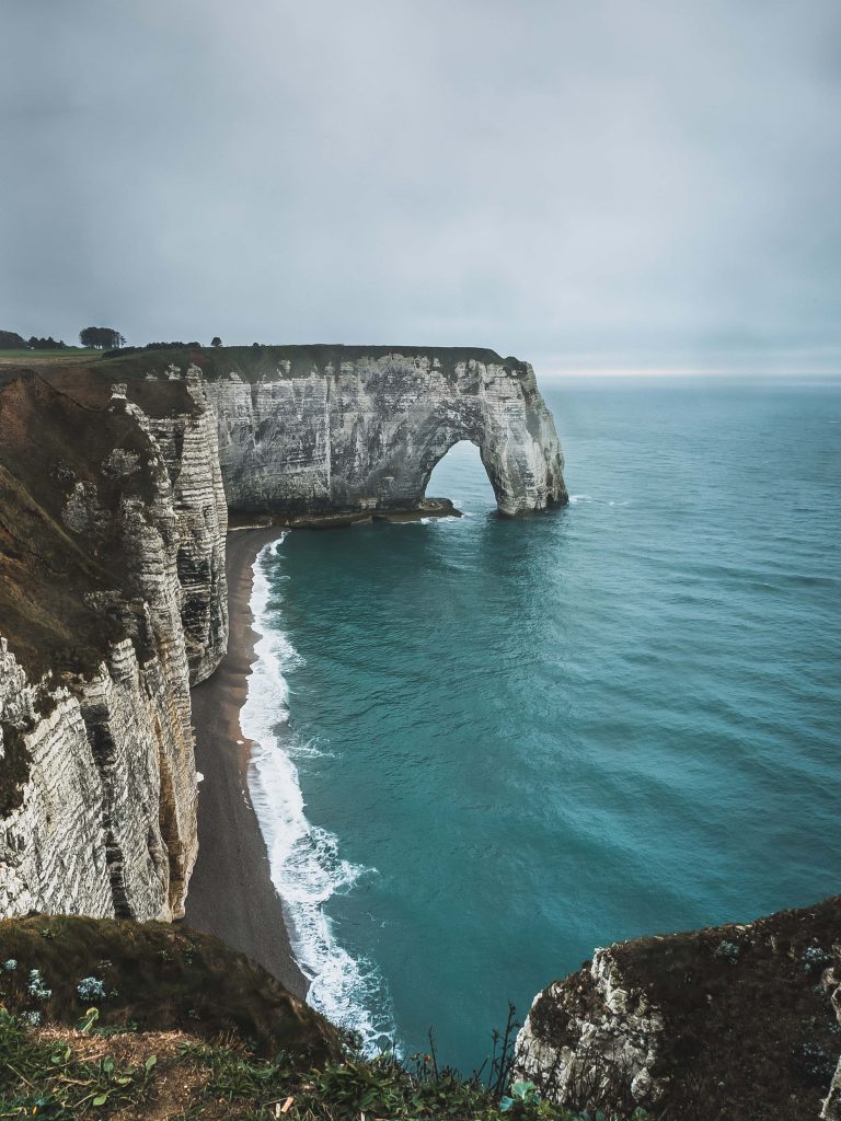 Les falaises d'etretat qui se jettent dans la mer