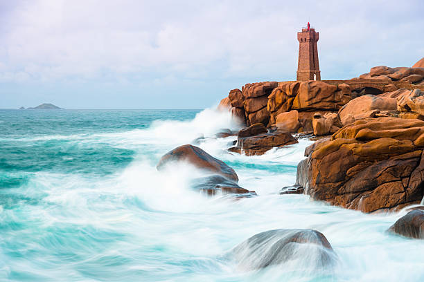 Côte de granit rose avec mer déchâinée