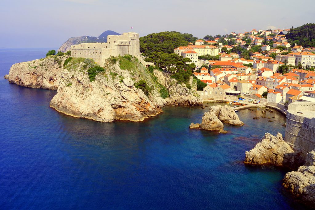 Ville de Dubrovnik en Croatie vue depuis la mer et d'en haut