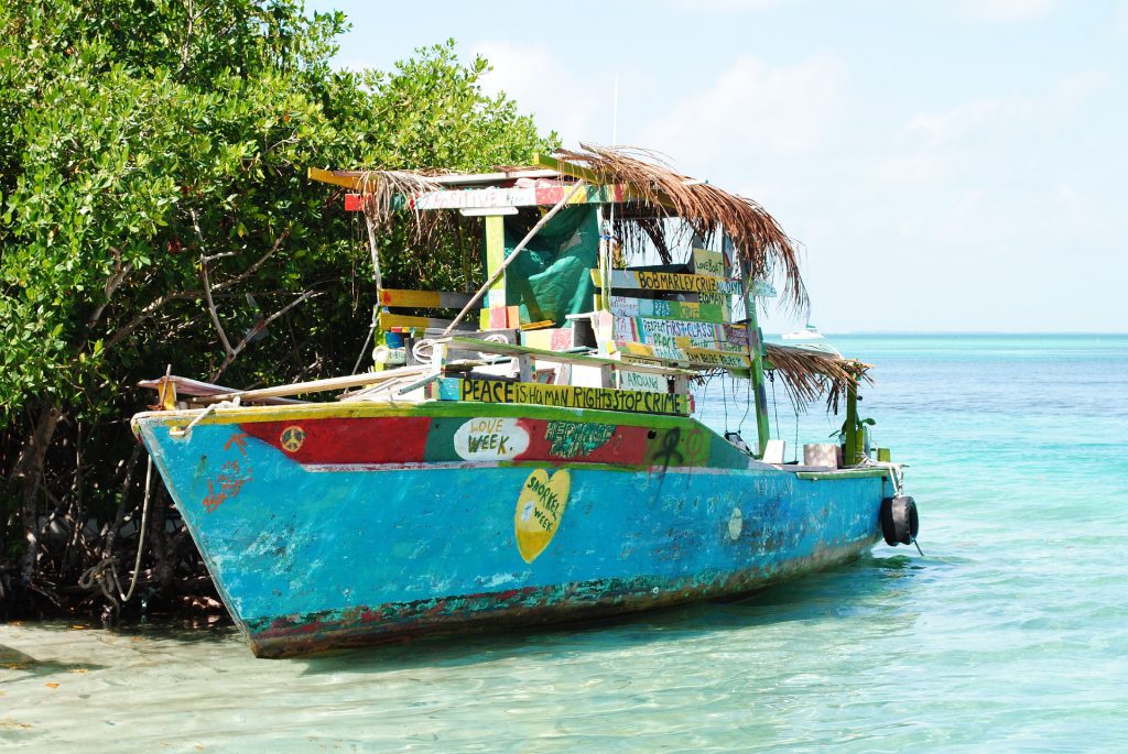 Bateau bélizien accosté sur la plage