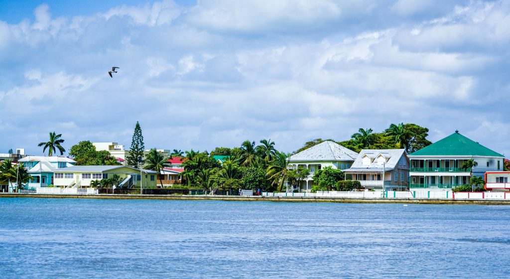 Panorama de Belize City depuis la mer des Caraïbes