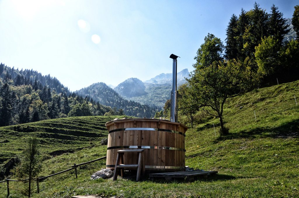 Bassin en bois installé en extérieur