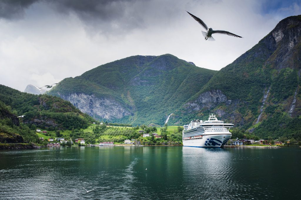 Bateau de croisière sur un fjord en Norvège