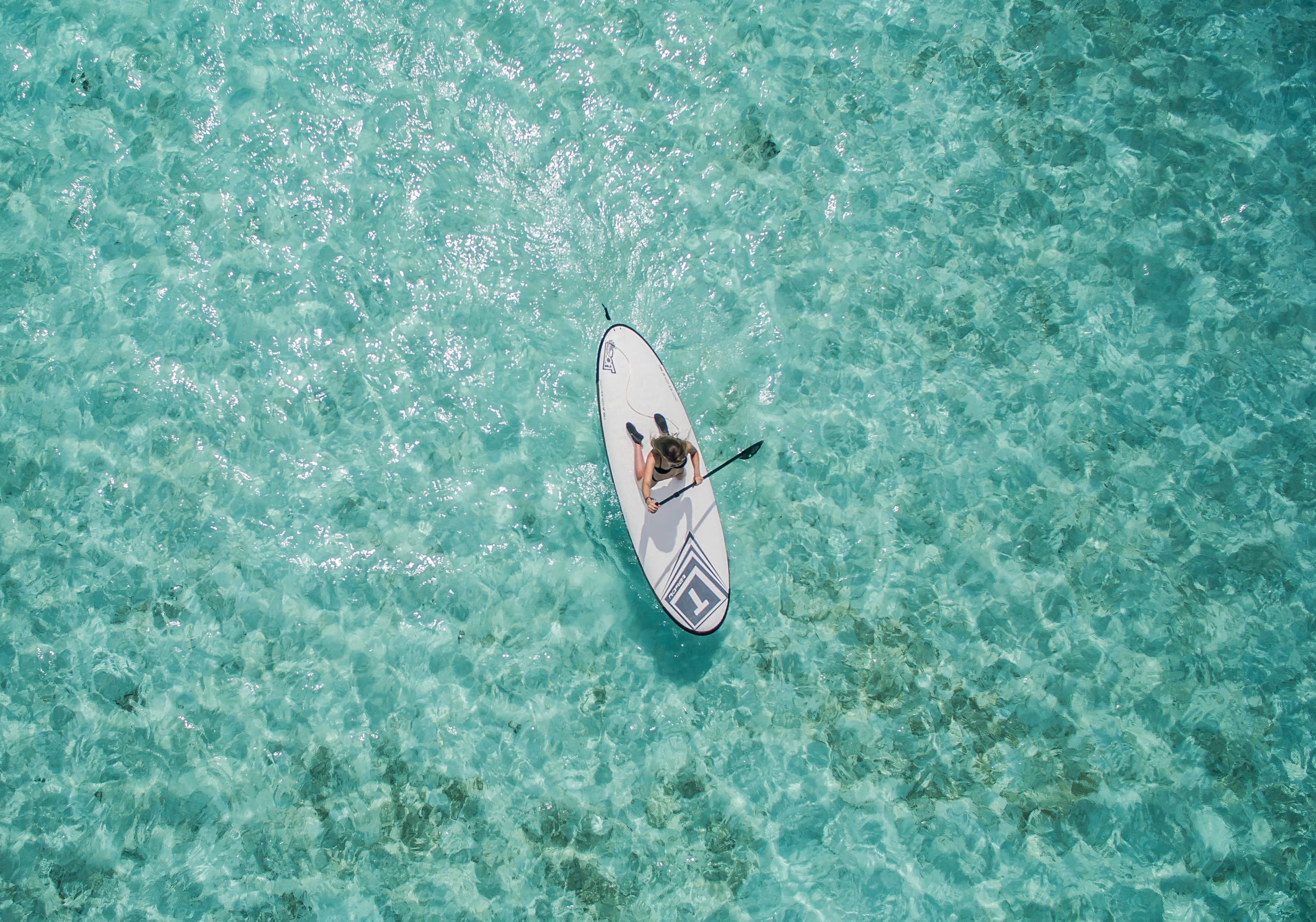 une personne fait du kayak aux maldives