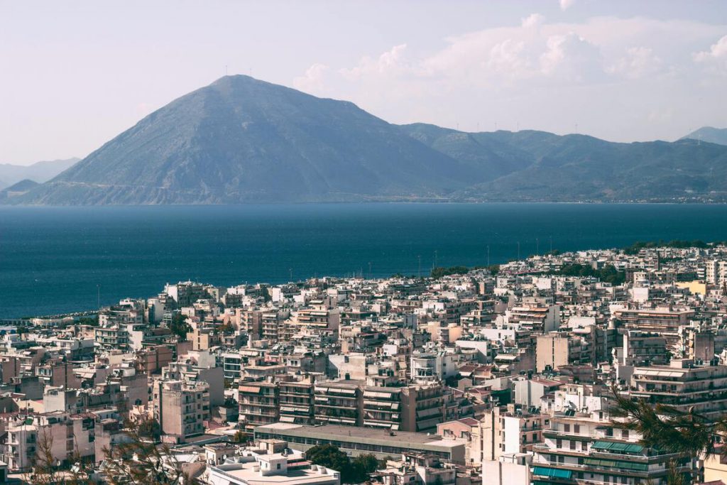 vue sur la ville de patras dans le peloponnese