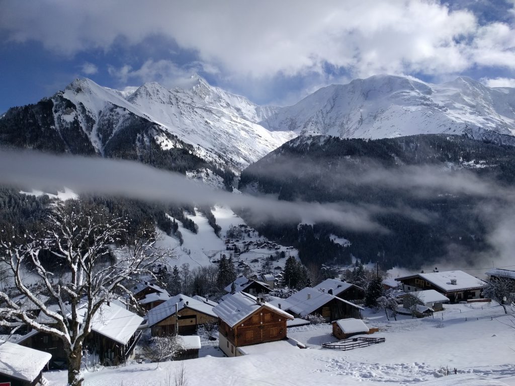 Un village de montagne sous la neige