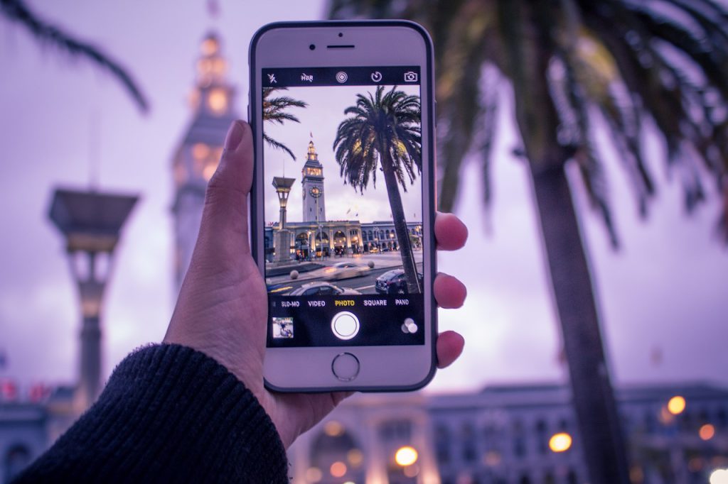 personne qui prend une photo avec son téléphone