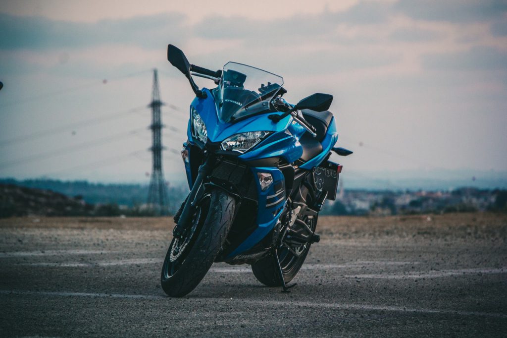 moto à l'arrêt sur une route