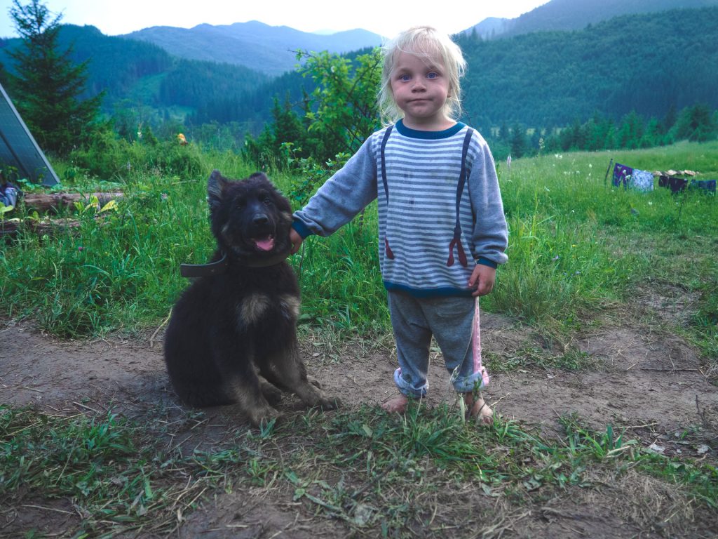 enfant avec un chiot à côté 