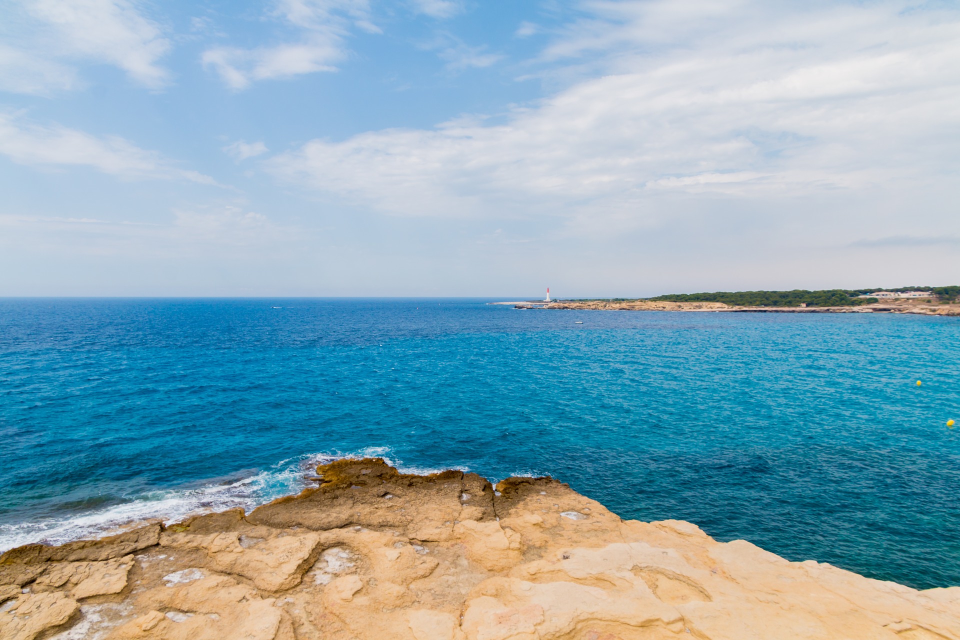 Vue de la mer méditerranée depuis la Côte d'Azur