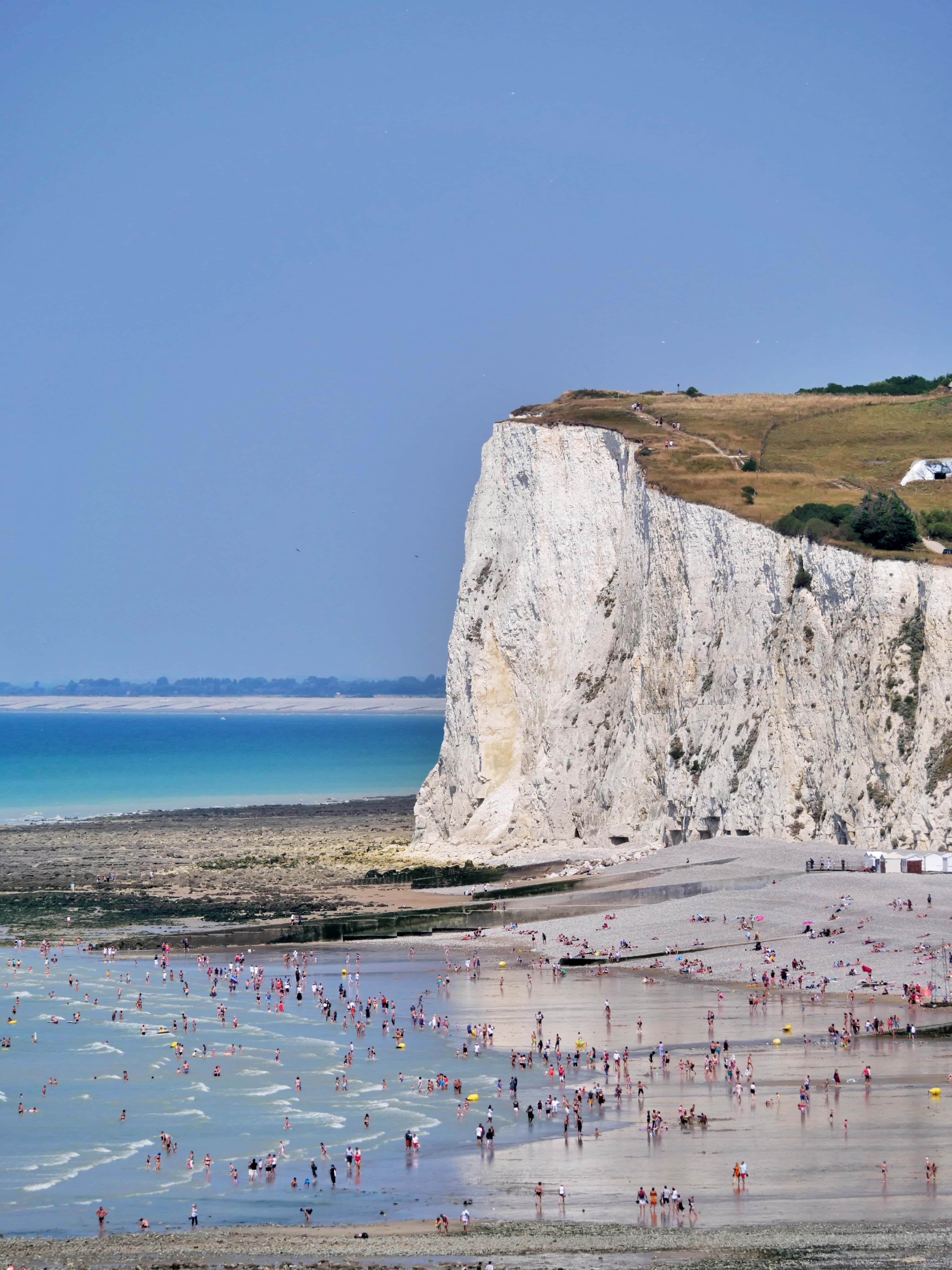 Une plage en Normanide au pied de falaises blanches