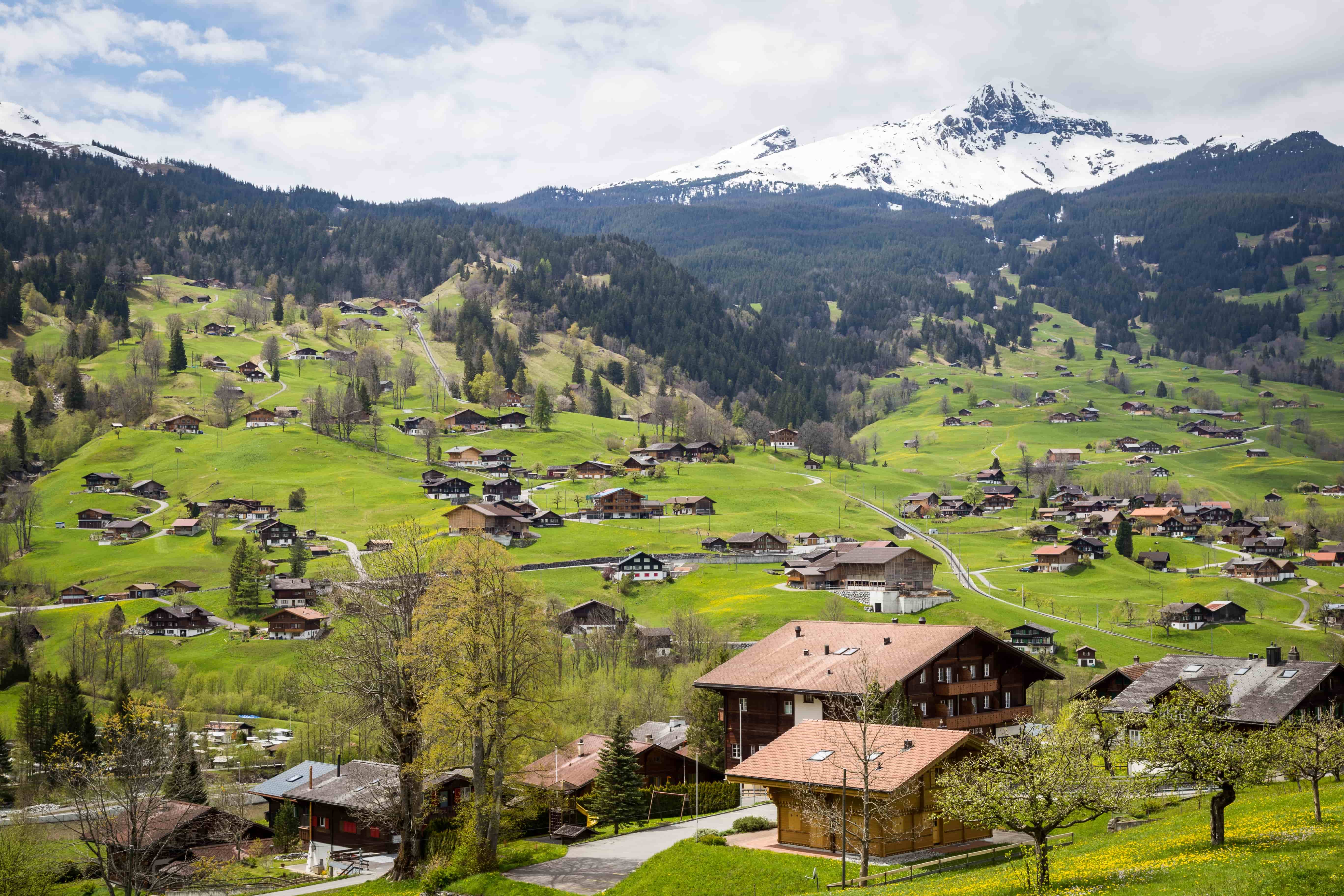 Une vallée avec des maisons à la montagne