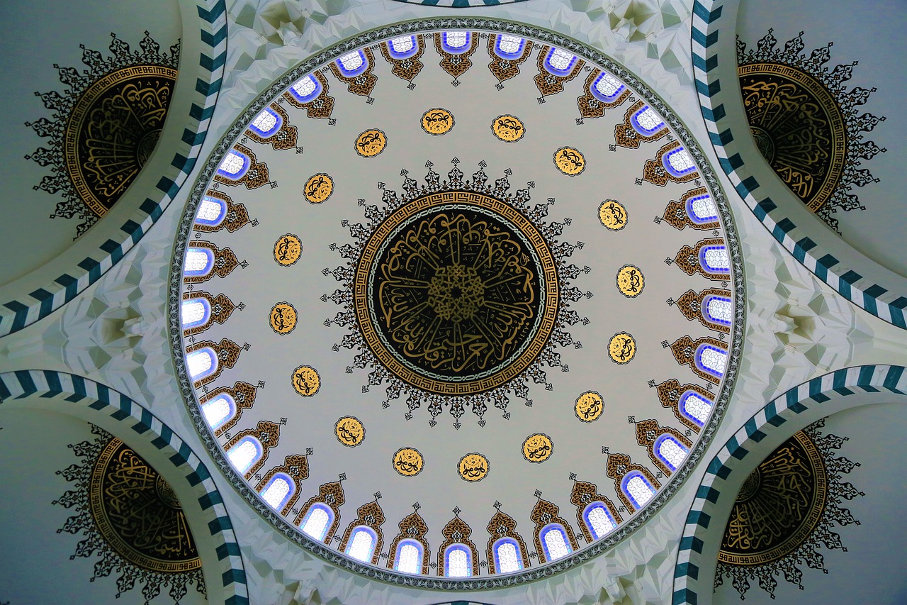 dome d'une mosquée vu de l'intérieur