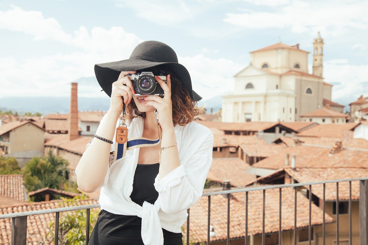 jeune femme qui prend une photo en voyage